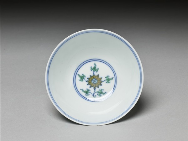 鬥彩纏枝番蓮紋碗