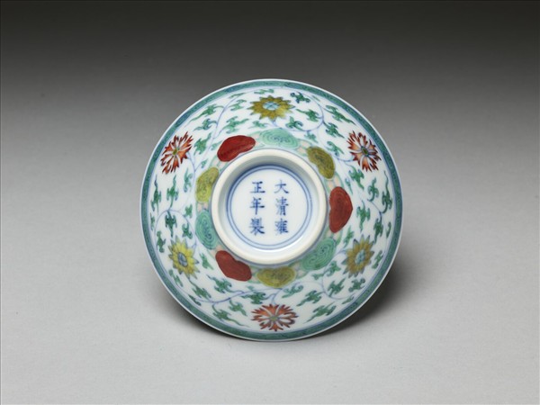 鬥彩纏枝番蓮紋碗