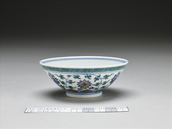 鬥彩纏枝番蓮紋碗