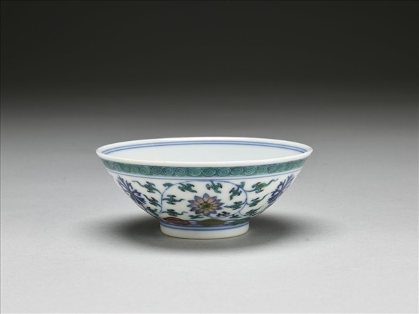 鬥彩纏枝番蓮紋碗