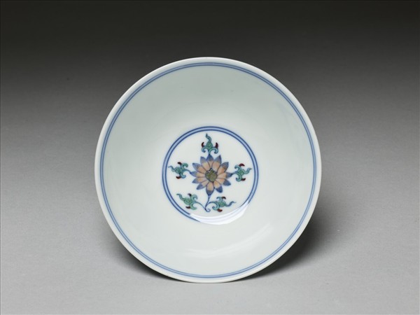 鬥彩纏枝番蓮紋碗