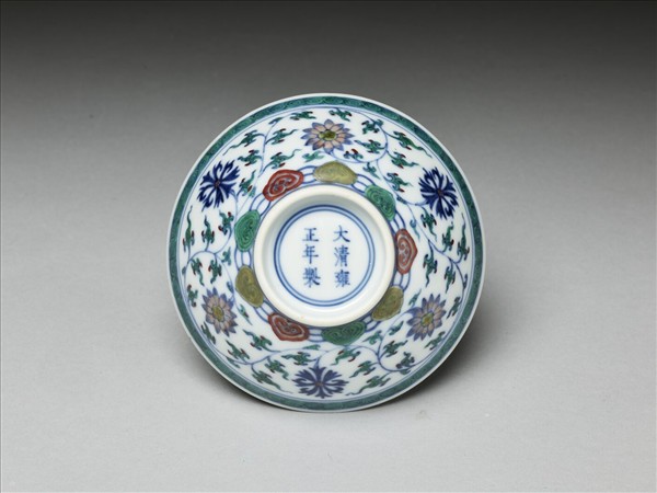 鬥彩纏枝番蓮紋碗