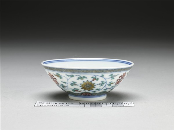 鬥彩纏枝番蓮紋碗