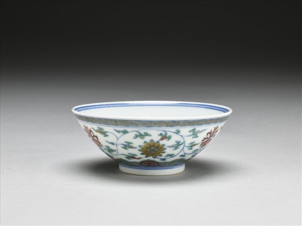 鬥彩纏枝番蓮紋碗