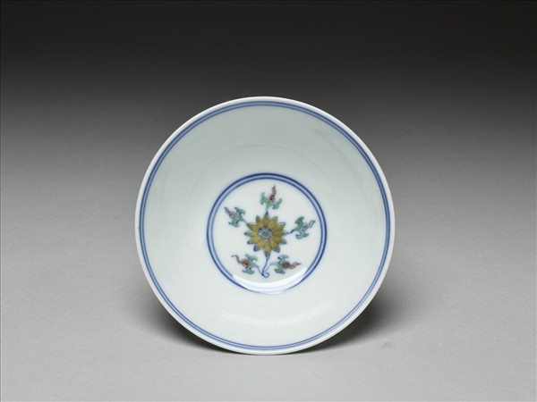 鬥彩纏枝番蓮紋碗