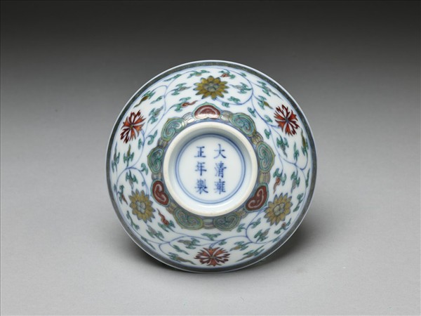 鬥彩纏枝番蓮紋碗