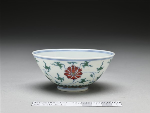 鬥彩纏枝番蓮紋碗