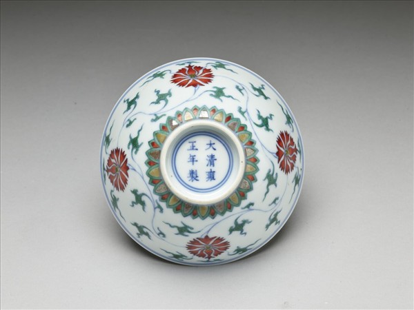 鬥彩纏枝番蓮紋碗