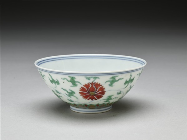 鬥彩纏枝番蓮紋碗