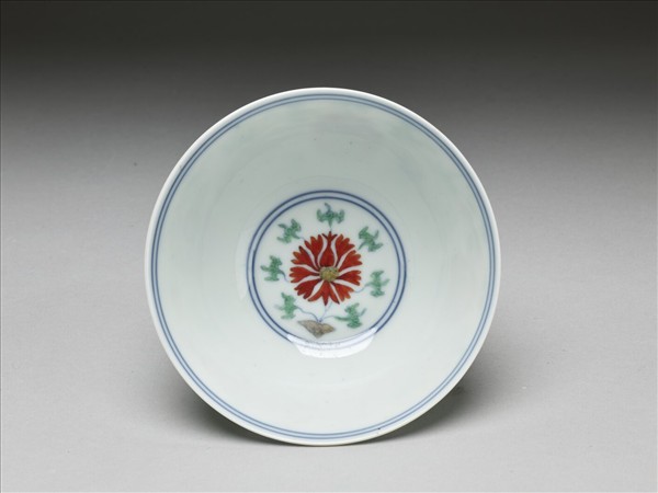 鬥彩纏枝番蓮紋碗