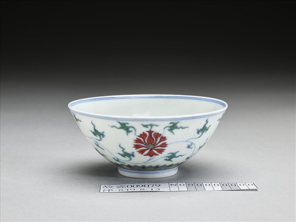 鬥彩纏枝番蓮紋碗