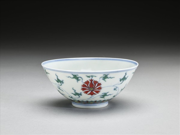 鬥彩纏枝番蓮紋碗