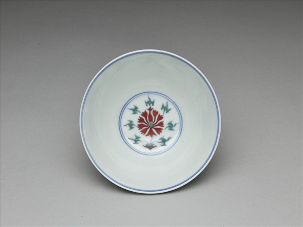 鬥彩纏枝番蓮紋碗