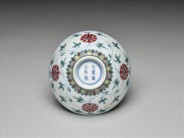 鬥彩纏枝番蓮紋碗