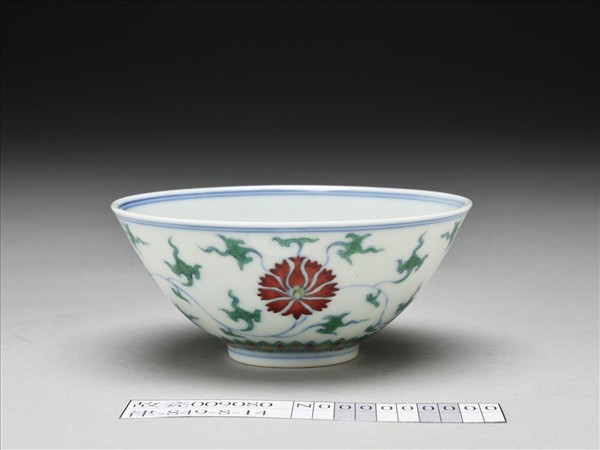 鬥彩纏枝番蓮紋碗