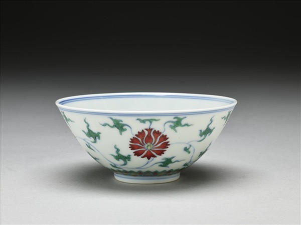 鬥彩纏枝番蓮紋碗
