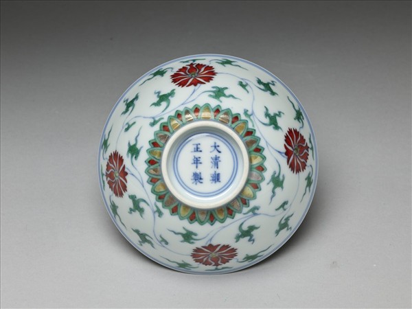 鬥彩纏枝番蓮紋碗