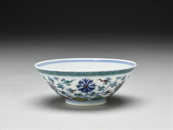鬥彩纏枝番蓮紋碗