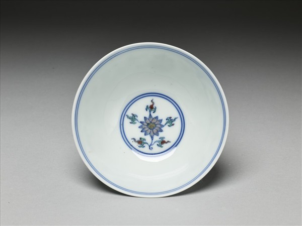 鬥彩纏枝番蓮紋碗