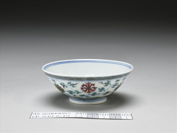 鬥彩纏枝番蓮紋碗