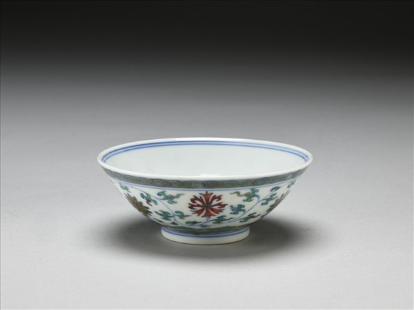 鬥彩纏枝番蓮紋碗