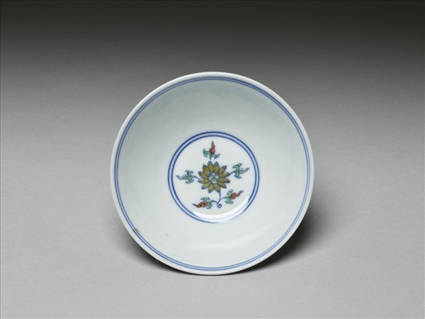 鬥彩纏枝番蓮紋碗