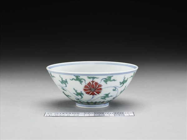 鬥彩纏枝番蓮紋碗