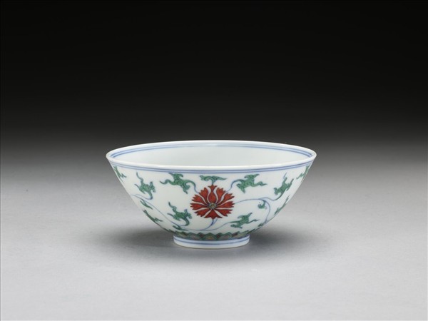鬥彩纏枝番蓮紋碗