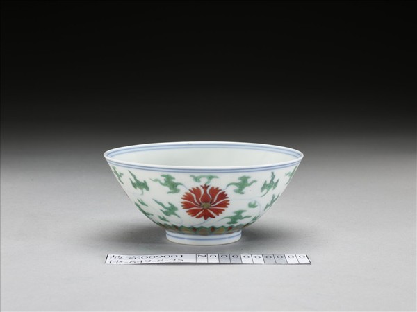 鬥彩纏枝番蓮紋碗