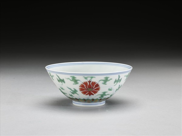 鬥彩纏枝番蓮紋碗