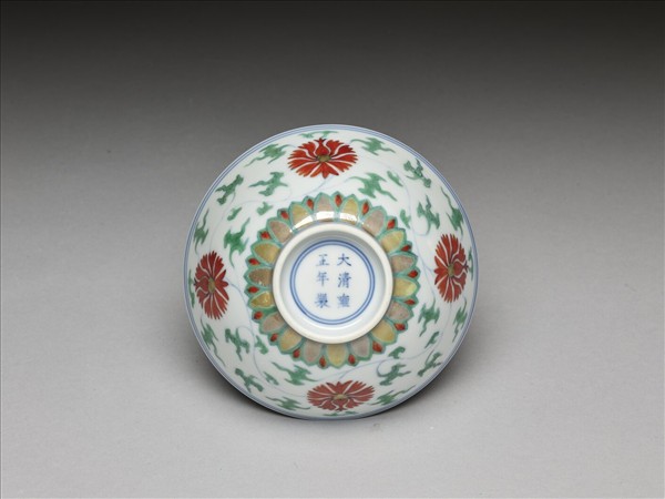 鬥彩纏枝番蓮紋碗