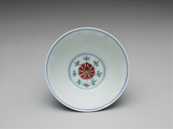 鬥彩纏枝番蓮紋碗