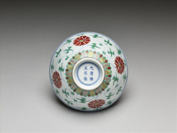 鬥彩纏枝番蓮紋碗