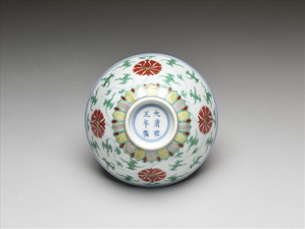 鬥彩纏枝番蓮紋碗