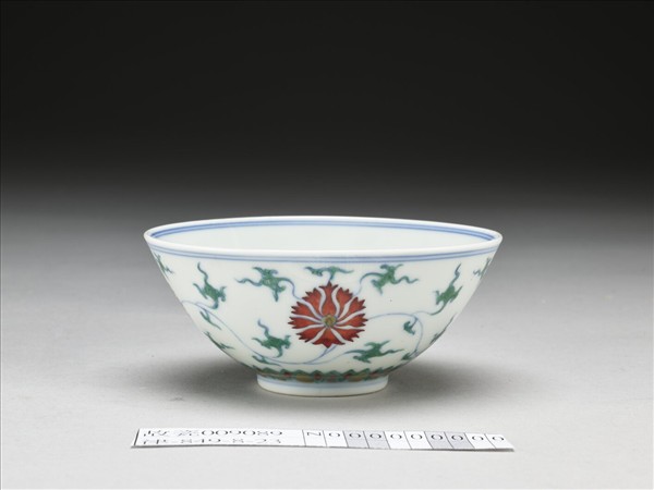 鬥彩纏枝番蓮紋碗