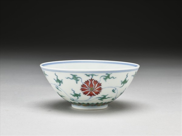 鬥彩纏枝番蓮紋碗