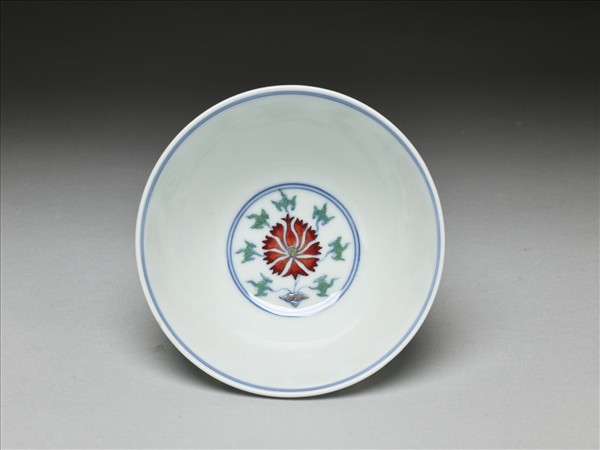 鬥彩纏枝番蓮紋碗