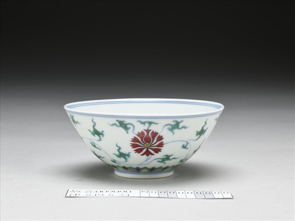鬥彩纏枝番蓮紋碗