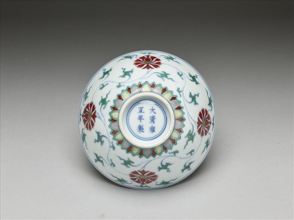 鬥彩纏枝番蓮紋碗