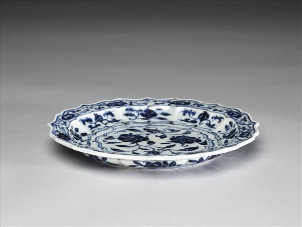青花花果紋菱花式盤