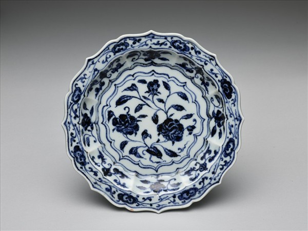 青花花果紋菱花式盤