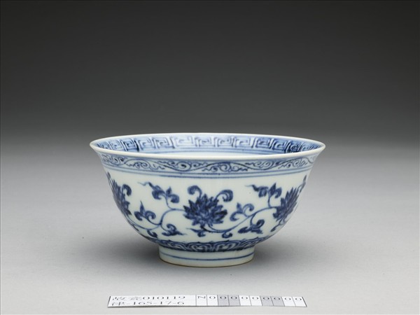 青花纏枝花卉紋碗