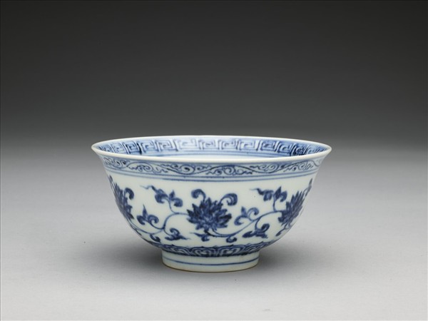青花纏枝花卉紋碗