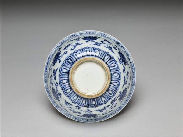 青花纏枝花卉紋碗