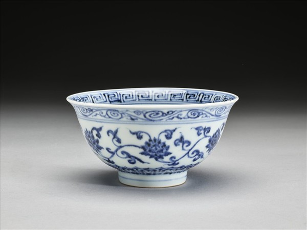 青花纏枝花卉紋碗