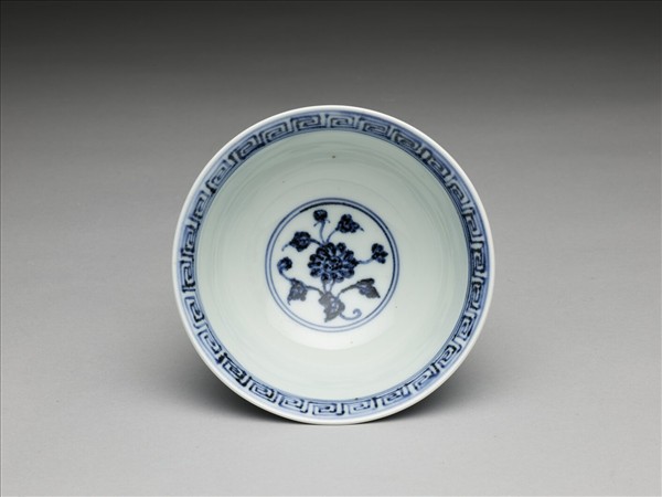 青花纏枝花卉紋碗