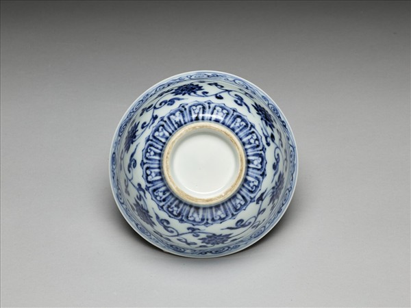 青花纏枝花卉紋碗