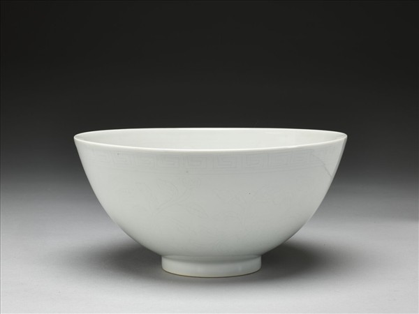 白瓷劃花蓮瓣花卉紋蓮子碗