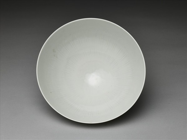 白瓷劃花蓮瓣花卉紋蓮子碗