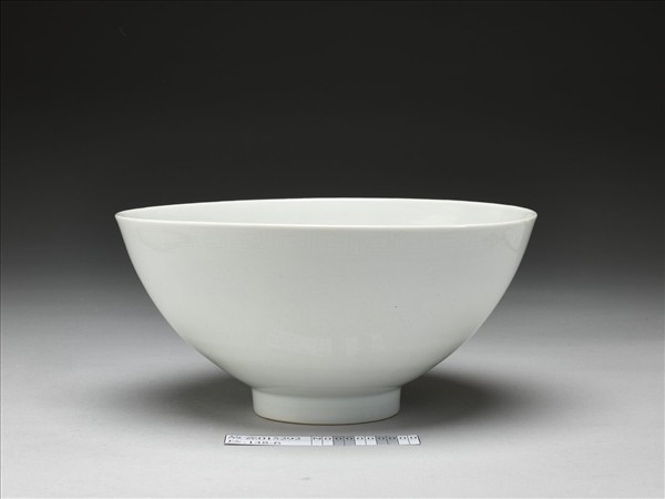 白瓷劃花蓮瓣花卉紋蓮子碗